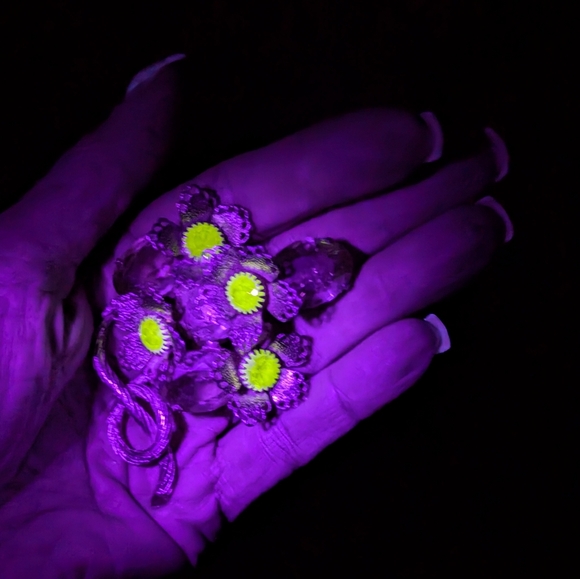 1930's Vaseline Uranium Glass, Czech Glass Filigree Brooch - Picture 13 of 13